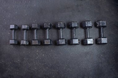 Spor salonunda iki farklı beden ve ağırlıkta halterler. fitness arkaplanı