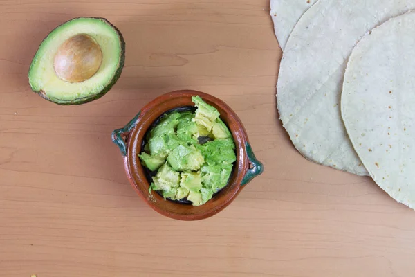 Vista Superior Guacamole Com Tortilhas Abacate Milho Cortadas Pela Metade — Fotografia de Stock