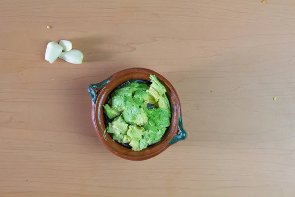 Vista Superior Guacamole Abacate Tigela Barro Comida Mexicana Molho Abacate — Fotografia de Stock