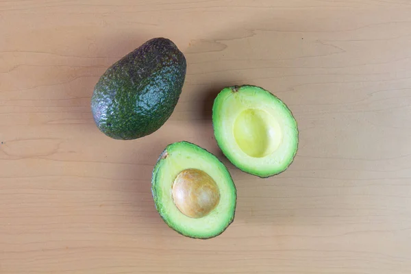 Aguacate Partido Entero Sobre Mesa Madera Dieta Comida Mexicana — Foto de Stock