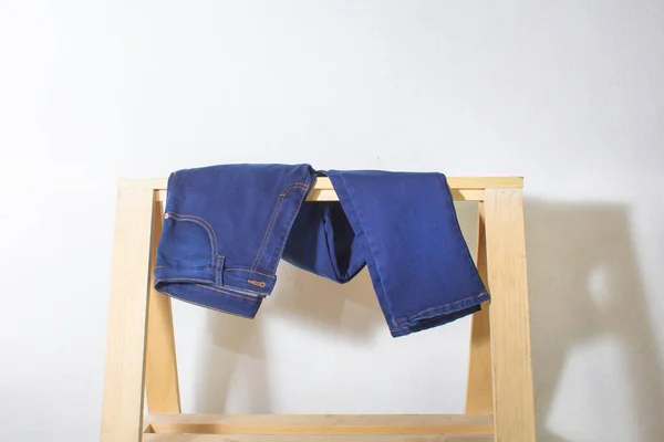 Foto Creativa Blue Jeans Telaio Legno Street Fashion — Foto Stock