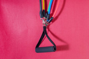 Egzersiz için farklı renkli direniş bantlarını kulp ile kapatın.