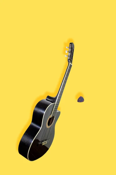 带黄色背景的声学吉他手和男高音的创造性照片 — 图库照片