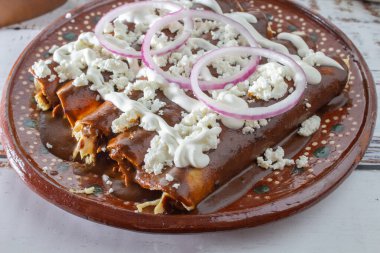 Mor soğanlı, kremalı ve taze peynirli enchilada veya ben ambalajı. Gurme Meksika yemekleri