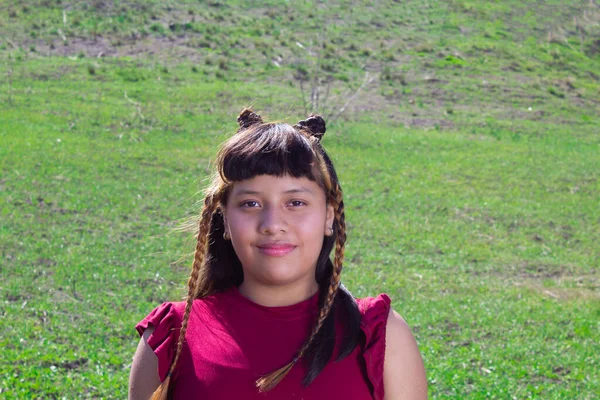Portret Van Een Mooi Latijns Meisje Voor Groene Bergen Mexicaanse — Stockfoto