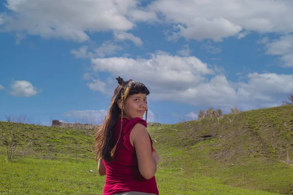 美しいメキシコのティーンエイジャーが山の中を歩く ヒスパニック系の女の子 — ストック写真