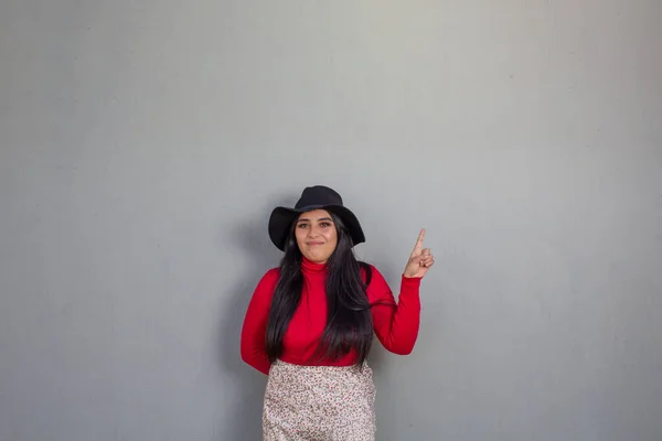 Mujer Mexicana Con Sombrero Fedora Fondo Aislado Apuntando Hacia Lado — Foto de Stock