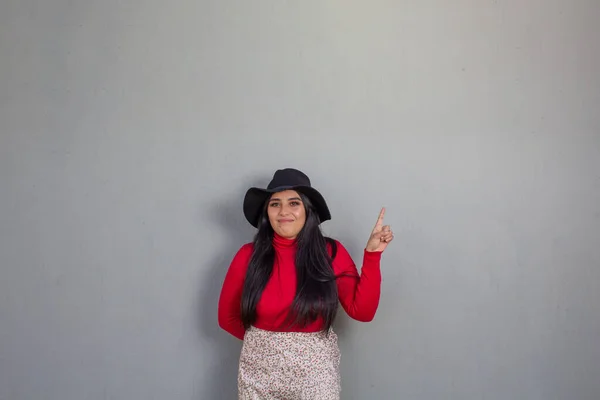 Mexican Woman Wearing Fedora Hat Isolated Background Pointing Side — Stock Photo, Image