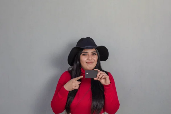 Mujer Mexicana Con Sombrero Fedora Apuntando Tarjeta Crédito Negro — Foto de Stock