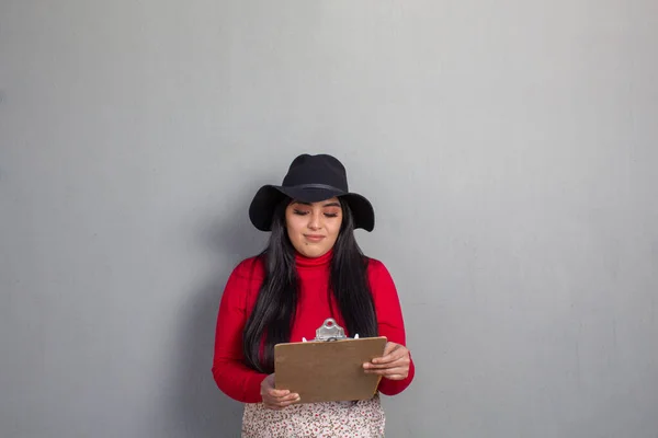 Spaanse Vrouw Kijkt Naar Het Verkooprapport Het Klembord Zakenvrouw — Stockfoto