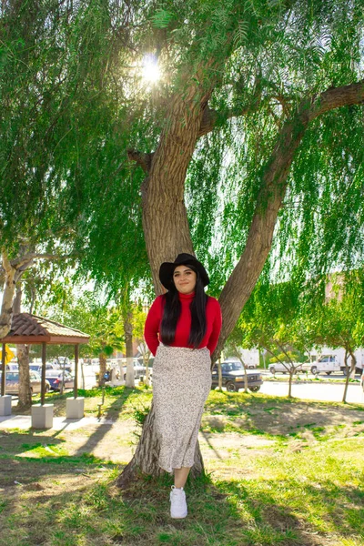 Bela Mulher Mexicana Sob Árvore Gigante Primavera Vestindo Chapéu Fedora — Fotografia de Stock