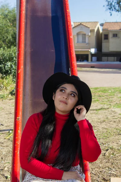 Schöne Mexikanische Frau Mit Fedora Typ Hut Auf Spielgeräten Park — Stockfoto