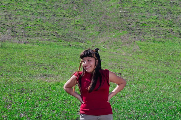 山の中の幸せなラテン系の10代の肖像画 ヒスパニック系の女の子 — ストック写真