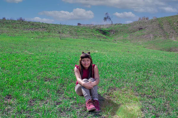 Happy Indigenous Girl Sitting Mountain Picnic Hispanic Person — Stock Photo, Image