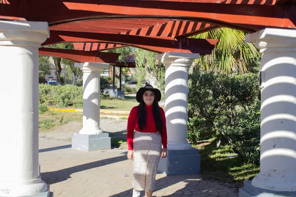 Latina Giovane Donna Che Cammina Sotto Chiosco Nel Parco Con — Foto Stock