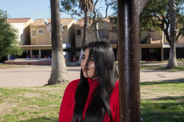 Schöne Mexikanische Frau Park Schaut Seitwärts — Stockfoto