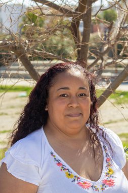 Parkta geleneksel Meksika kıyafetleri giyen Latin kadının portresi.