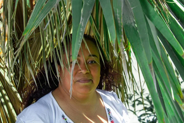 Inheemse Vrouw Glimlachend Onder Palmbomen Traditionele Mexicaanse Kleding — Stockfoto