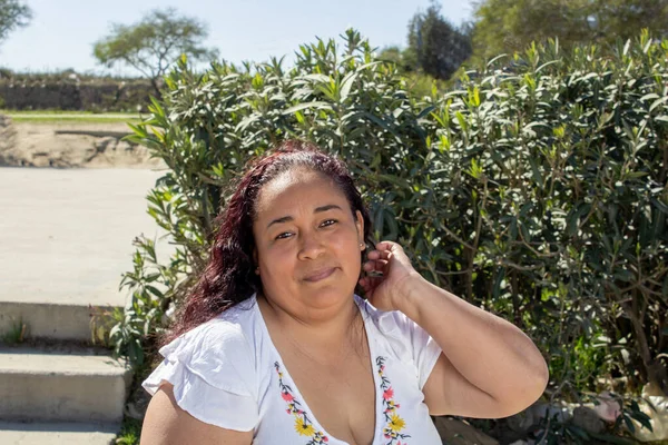 Mexicaanse Dikke Krullend Haar Model Glimlachend Het Park Hispanie — Stockfoto