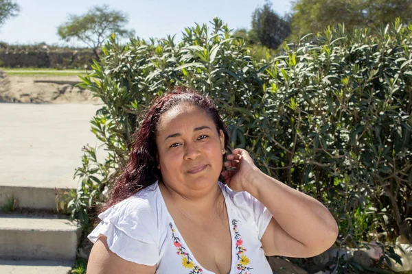 Mexicano Modelo Cabelo Encaracolado Gordo Sorrindo Parque Hispânica — Fotografia de Stock