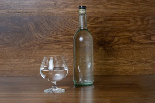 Vidrio Botella Con Licor Claro Como Tequila Mezcal Vodka Sobre — Foto de Stock