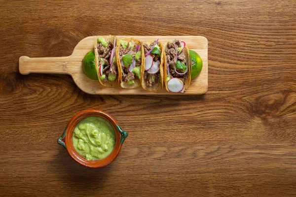 Vista Superior Tacos Mexicanos Com Guacamole Cebola Comida Mexicana Gourmet — Fotografia de Stock