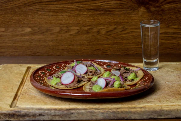 Tacos Mexicanos Com Guacamole Cebola Shot Tequila Comida Mexicana — Fotografia de Stock