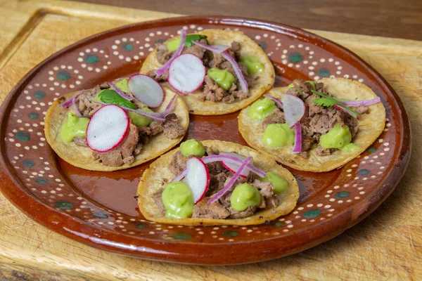 Tacos Mexicanos Con Guacamole Cebolla Plato Tradicional Barro Comida Gourmet —  Fotos de Stock