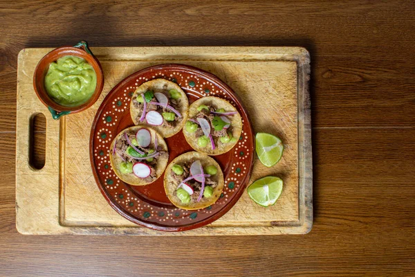 メキシコのタコスとグアカモーレとタマネギのトップビュー グルメメキシコ料理 — ストック写真