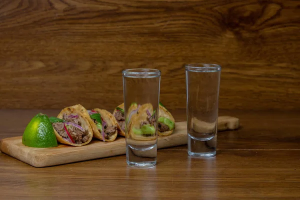 Meksika tacoları, guacamole, soğan ve tekila. Meksika yemeği
