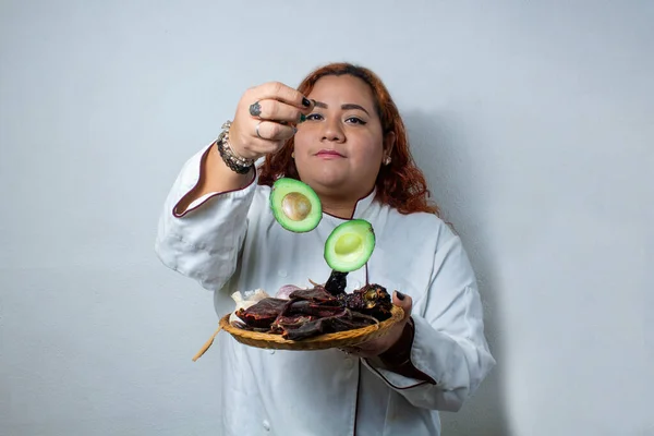 Mexicaanse Chef Kok Gooien Avocado Mand Met Verse Biologische Ingrediënten — Stockfoto