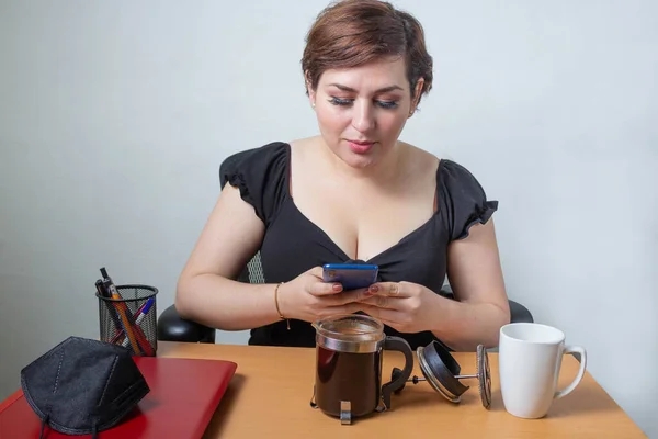 Mujer Usando Teléfono Celular Oficina Mientras Prepara Café Prensa Francés — Foto de Stock