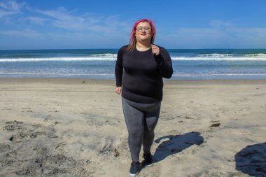 Ayrıca plajda koşup egzersiz yaparak kilo, şişman kadın ve fitness yaşam tarzını da ekleyin.