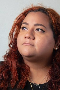 Genç, güzel Meksikalı kadın. Artı boyut modeli