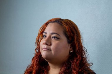 Tombul Latin bir genç kadının portresi. Meksikaca