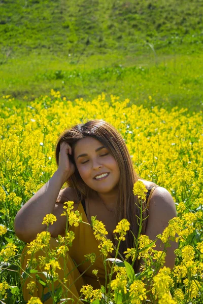 Mooie Mexicaanse Vrouw Genieten Picknick Veld Vol Bloemen Met Ontspannen — Stockfoto