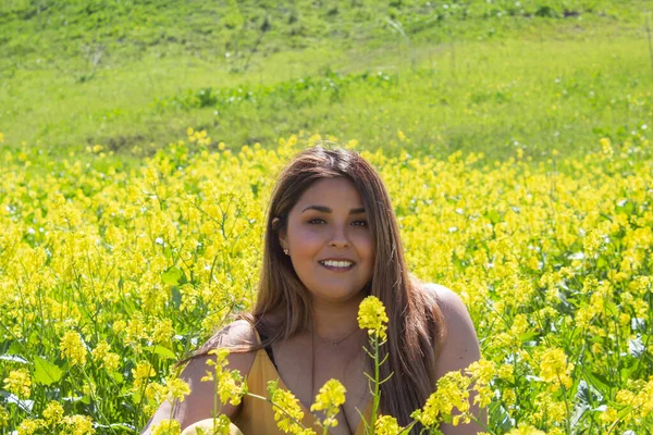 春の夏のセッションで花でいっぱいのフィールドにポーズ脂肪モデルの肖像画 メキシコ人女性 — ストック写真
