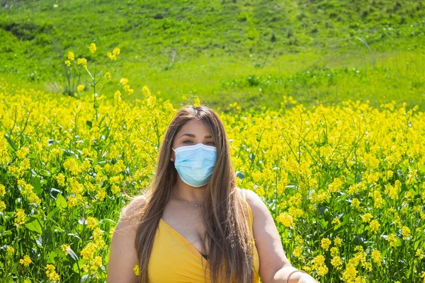 Beautiful Hispanic Woman Wearing Facial Mask Picnic Flower Filled Field — Stock Photo, Image