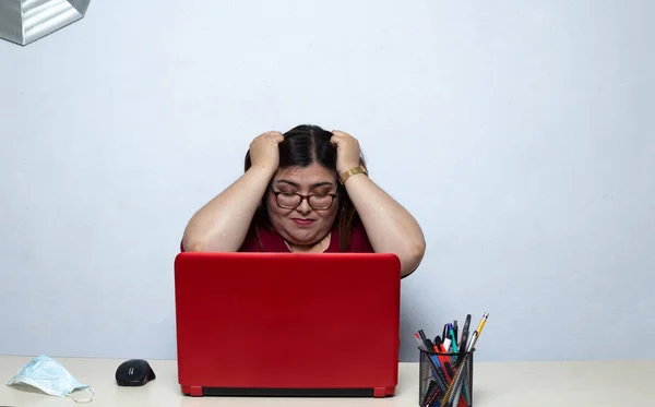 Mujer Gorda Delante Computadora Portátil Busca Dieta Línea Con Cara — Foto de Stock