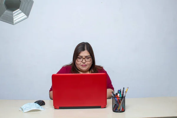 Profesora Latina Trabajando Desde Casa Haciendo Videollamada Junto Mascarilla Facial — Foto de Stock