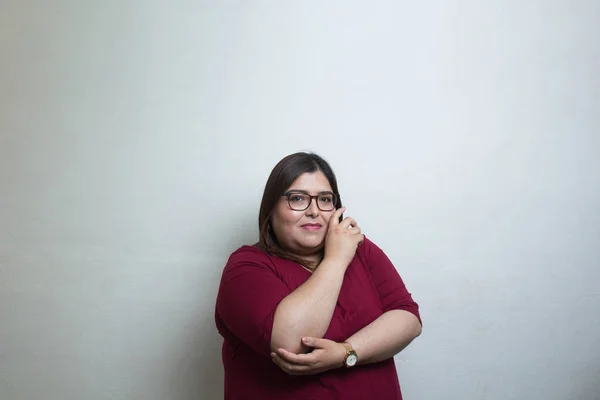 Schoonheid Portret Van Vet Mexicaanse Vrouw Glimlachen Dragen Bril — Stockfoto