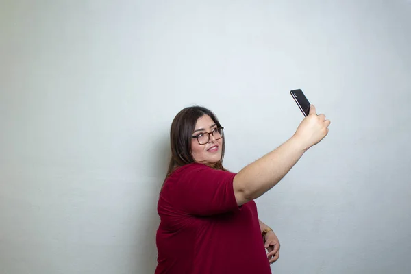 Mujer Gorda Tomando Una Selfie Con Teléfono Móvil Sobre Fondo — Foto de Stock