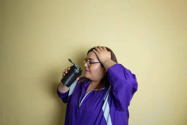 Vermoeide Zwaarlijvige Vrouw Drinken Sportdrank Inspanning Gewicht Verliezen — Stockfoto