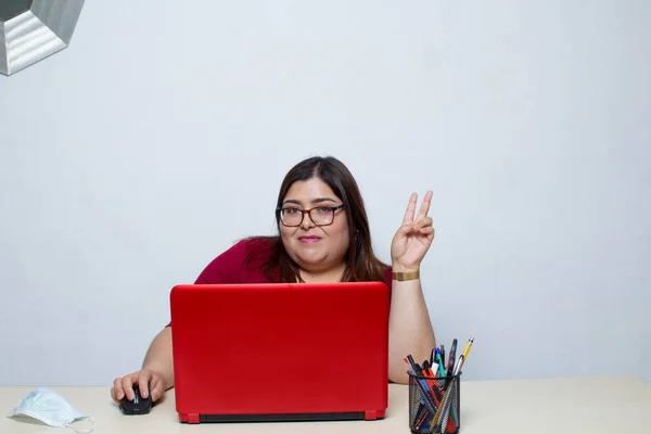 Mulher Gorda Fazendo Chamada Vídeo Com Seu Nutricionista Casa Enquanto — Fotografia de Stock