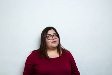 Obez kadın portresi kameraya bakıyor. Şehvetli bir tavrı var. Gözlük takıyor.