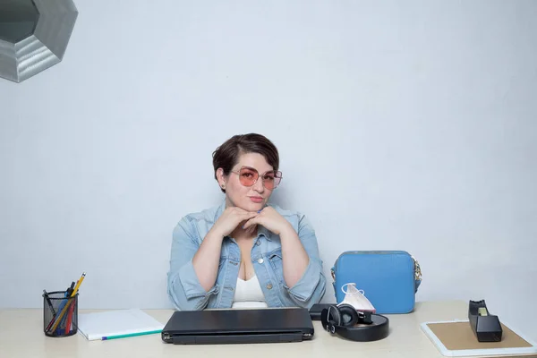 Hermosa Modelo Gordita Con Gafas Sol Oficina Lado Bolsa Ordenador — Foto de Stock