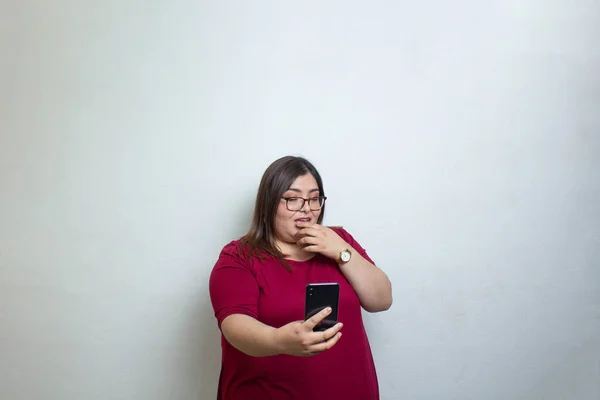 Mujer Gorda Viendo Sus Redes Sociales Teléfono Móvil Con Cara — Foto de Stock