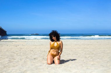 Seksi ve güzel Latin Meksikalı manken bikinili sahilde poz veriyor.