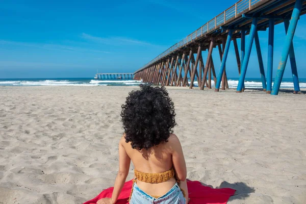 Afro Kvinna Tittar Havet Stranden Sommaren — Stockfoto