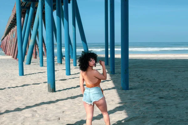 Mooie Sexy Spaanse Vrouw Wandelen Onder Pier Het Strand Zomer — Stockfoto